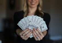 Ile trzeba zarabiać żeby żyć w Warszawie 2023?