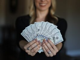 Ile trzeba zarabiać żeby żyć w Warszawie 2023?