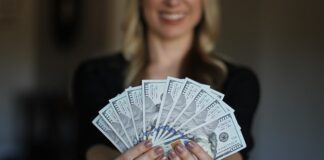 Ile trzeba zarabiać żeby żyć w Warszawie 2023?
