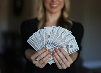 Ile trzeba zarabiać żeby żyć w Warszawie 2023?