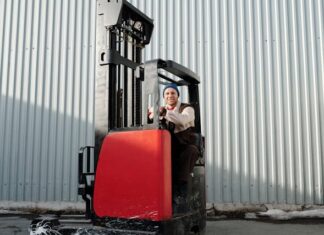 Czy wózki widłowe elektryczne są lepsze od wózków spalinowych